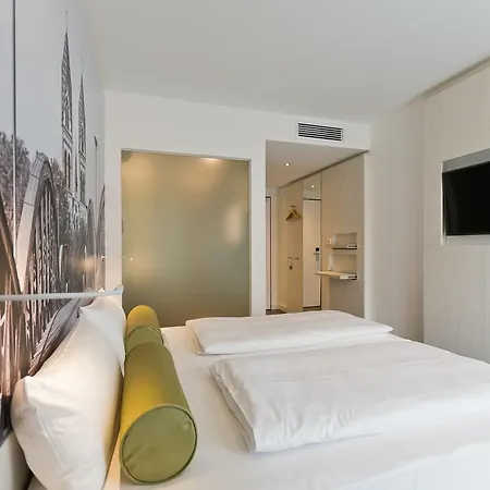 Super 8 Hotel 3*
